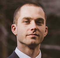 Thomas Whitfield，加密貨幣市場專家，擔任交易分析師，半身照